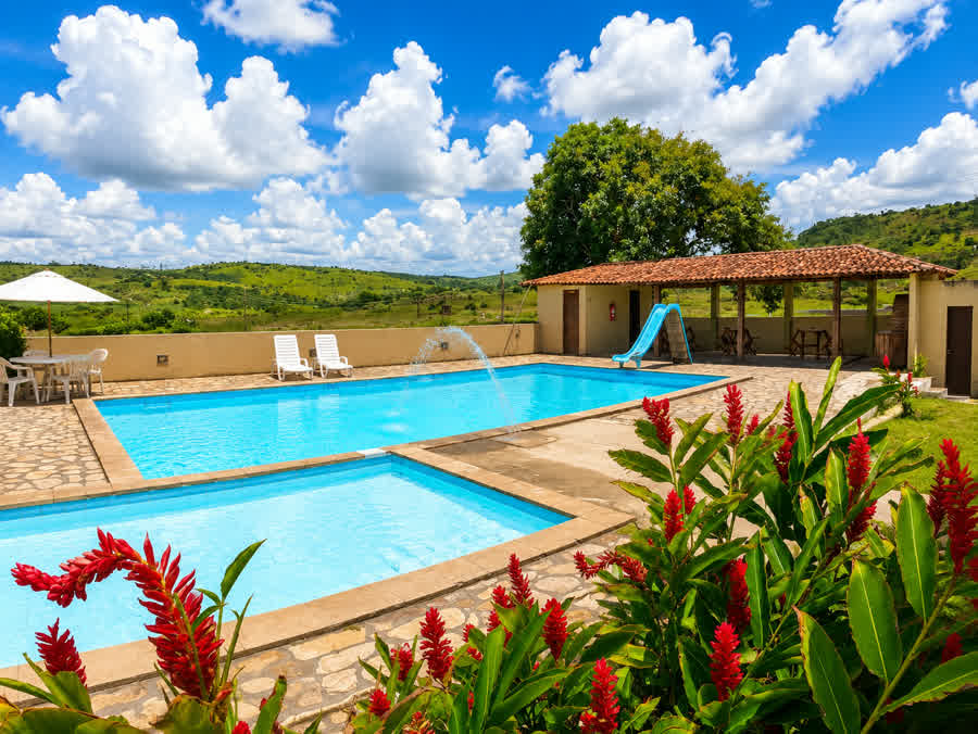 Piscina panorâmica com vista para o campo e a mata na Pousada Estação Verde