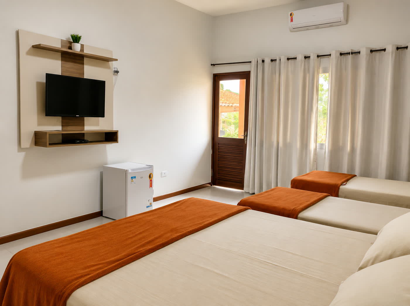 Quarto confortável da pousada com banheiro privativo e roupa de cama fresca