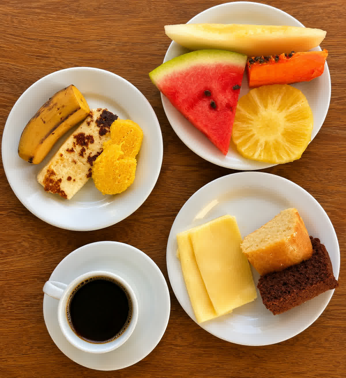 Frutas tropicais e um farto café da manhã rural servido no jardim